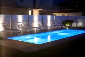 piscina rectangular de noche
